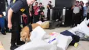 Anjing pelacak dikerahkan saat melakukan rekonstruksi pengungkapan kasus penyelundupan sabu seberat 35 kg asal Iran di Kantor Pos Pasar Baru, Jakarta, Selasa (1/7/14). (Liputan6.com/Faizal Fanani)