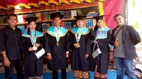 Mahasiswa itu sempat mengunggah foto bersama adik perempuannya usai upacara wisuda. (Liputan6.com/Ola Keda)