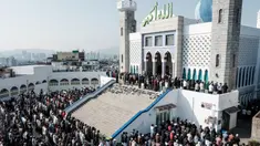Umat Muslim menghadiri salat Idul Fitri 1446 Hijriah, yang menandai berakhirnya bulan puasa Ramadan di Seoul Central Mosque, Korea Selatan pada 31 Maret 2025. (YASUYOSHI CHIBA/AFP)