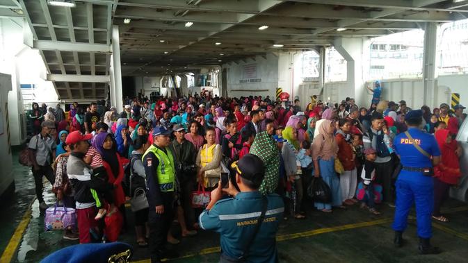 ASDP evakuasi warga Pulau Sebesi. Dok: ASDP