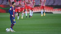 Ekspresi Lionel Messi setelah Barcelona kebobolan untuk kedua kalinya oleh Granada dalam laga jornada 33 La Liga di Camp Nou, Jumat (30/4/2021) dini hari WIB. Barcelona kalah 1-2 dalam laga tersebut. (LLUIS GENE / AFP)