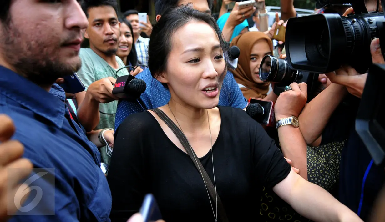 Made Sandy Salihin, saudara kembar dari Mirna saat tiba di Gedung Direktorat Reserse Kriminal Umum Polda Metro Jaya, Rabu (3/2/2016). Polisi memanggil Sandy untuk dimintai keterangan sebagai saksi. (Liputan6.com/Faisal R Syam)