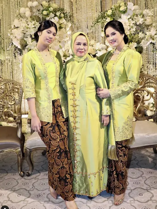 Tampil dengan kebaya sederhana, siluet klasik kutu baru hadirkan gaya yang begitu manis. [Foto: Annisa Yudhoyono]