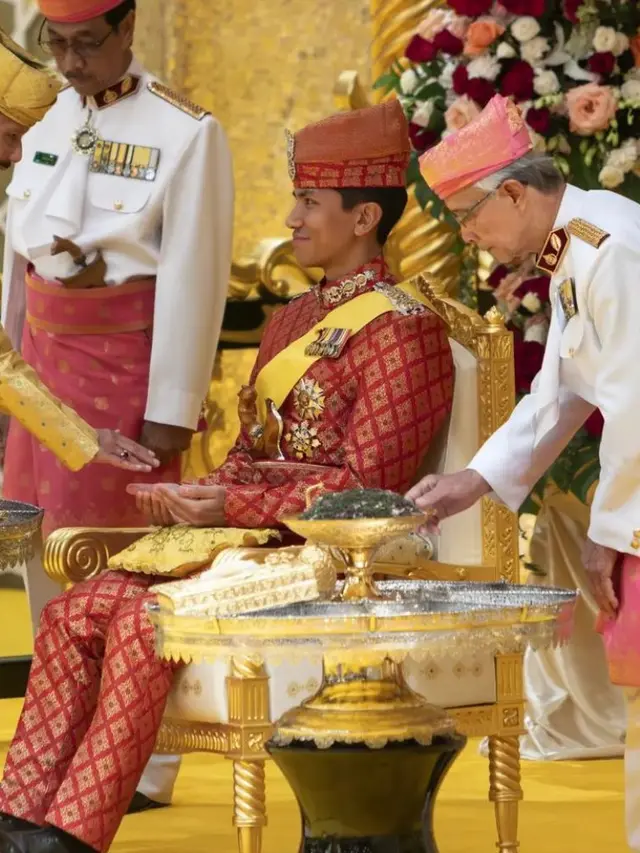 Momen saat Pangeran Abdul Mateen duduk di atas mimbar kerajaan di Istana Nurul Imam.