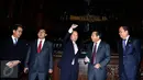 Ketua DPR, Setya Novanto mengajak Ketua Liga Parlemen Jepang-Indonesia Toshihory Nikai beserta rombongan untuk melihat-lihat sejumlah tempat di Gedung DPR RI, Jakarta, Selasa (24/11/2015). (Liputan6.com/Johan Tallo)