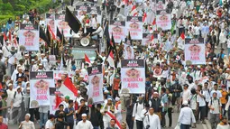 Ribuan massa aksi damai 4 November memadati kawasan Thamrin menuju Gedung Balai Kota, Jakarta Pusat, Jumat (4/11). Demo 4 November menuntut penuntasan proses hukum Basuki Tjahaja Purnama (Ahok) ini diikuti berbagai ormas. (Liputan6.com/Angga Yuniar)