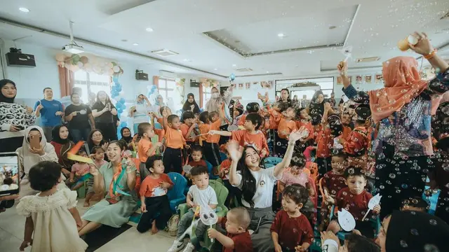 Nikita Willy dan Issa Xander bermain bersama. [Foto: Instagram/nikitaofficial94]