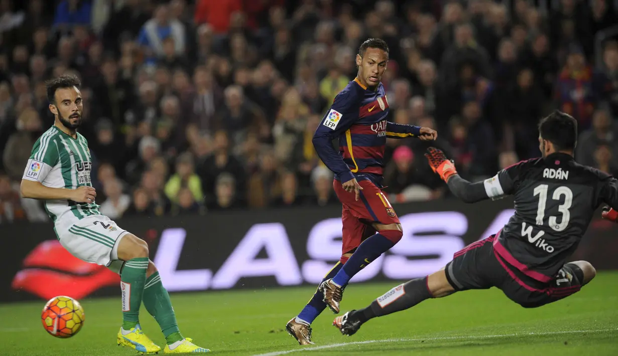 Pemain Barcelona, Neymar (tenngah) mengecoh kiper Real Betis,  Antonio Adan pada laga La Liga Spanyol di Stadion Cam Nou, Barcelona, Kamis (31/12/2015) dini hari WIB. (REUTERS/Stringer)