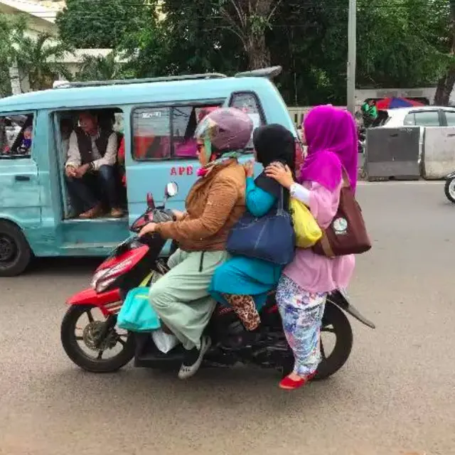 7 Kelakuan Lucu Emak-Emak di Jalan Raya