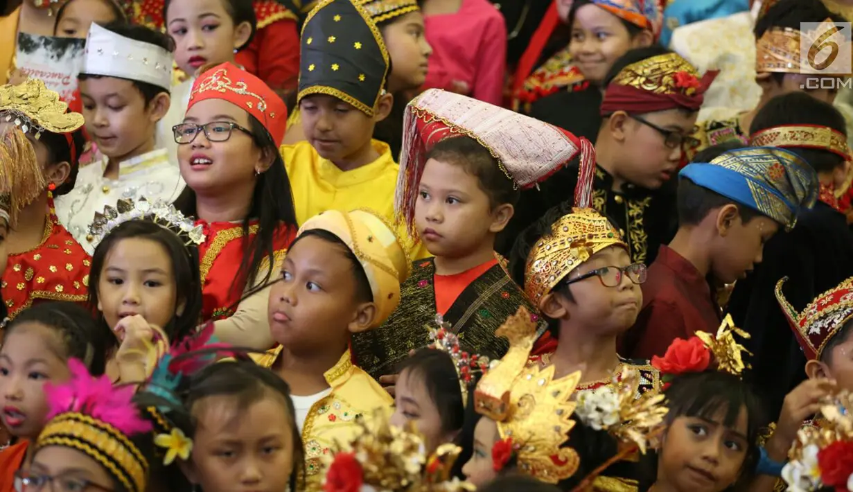 <p>Sejumlah anak-anak mengenakan pakaian adat mengikuti Festival Prestasi Indonesia di JCC Senayan, Jakarta (21/8). Acara ini diikuti oleh ratusan siswa dari sejumlah sekolah. (Liputan6.com/Johan Tallo)</p>