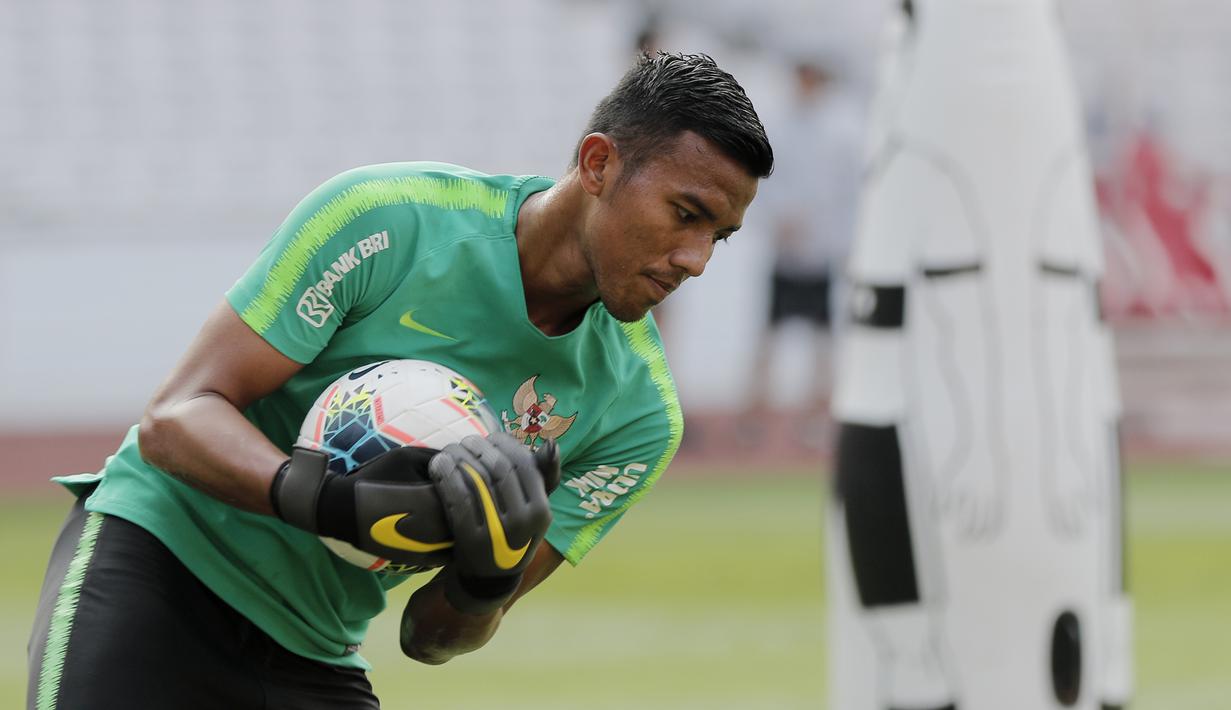 Kiper Timnas Indonesia, Teja Paku Alam, menangkap bola saat latihan jelang laga kualifikasi Piala Dunia 2022 di SUGBK, Jakarta, Minggu (8/9). Indonesia akan berhadapan dengan Thailand. (Bola.com/M Iqbal Ichsan)