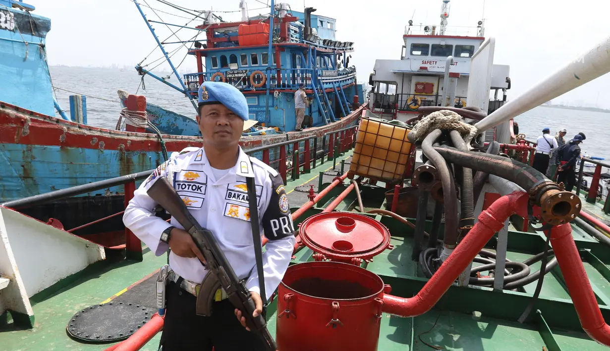 Petugas Badan Keamanan Laut (Bakamla) RI mengamankan awak kapal berjenis motor tanker dan kapal ikan di perairan Teluk Jakarta, Jumat (1/2). Kapal tanker itu diduga telah melakukan transfer BBM ke kapal ikan sekitar 41 ton. (Liputan6.com/Angga Yuniar)