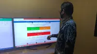 Gubernur Sumbar melihat data pasien corona di provinsi setempat melalui website https://corona.sumbarprov.go.id/