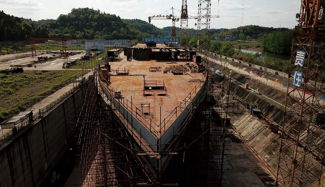 Wujud replika kapal Titanic yang masih dalam tahap konstruksi di Daying County, Provinsi Sichuan, China, 27 April 2021. Proyek replika Titanic ini dianggarkan pembangunannya selama enam tahun. (NOEL CELIS/AFP)