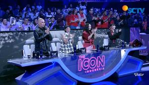 Judges kompak memberikan standing ovation untuk Vedra (Batam) usai membawakan lagu “Sang Dewi”. Bahkan, Ahmad Dhani tampak meneteskan air mata dan mengungkapkan kekagumannya. (dok)