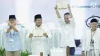 Dua pasang capres-cawapres Prabowo Subianto-Sandiaga Uno dan Joko Widodo-Ma'ruf Amin menunjukan nomor urut peserta Pemilu 2019 di Kantor KPU, Jakarta, Jumat (21/9).  (Liputan6.com/Faizal Fanani)