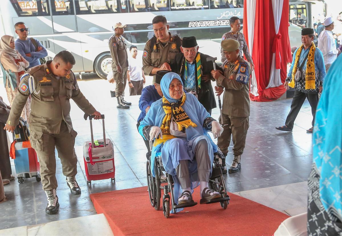 FOTO: Peluk Perpisahan Iringi Keberangkatan Jemaah Haji Bogor