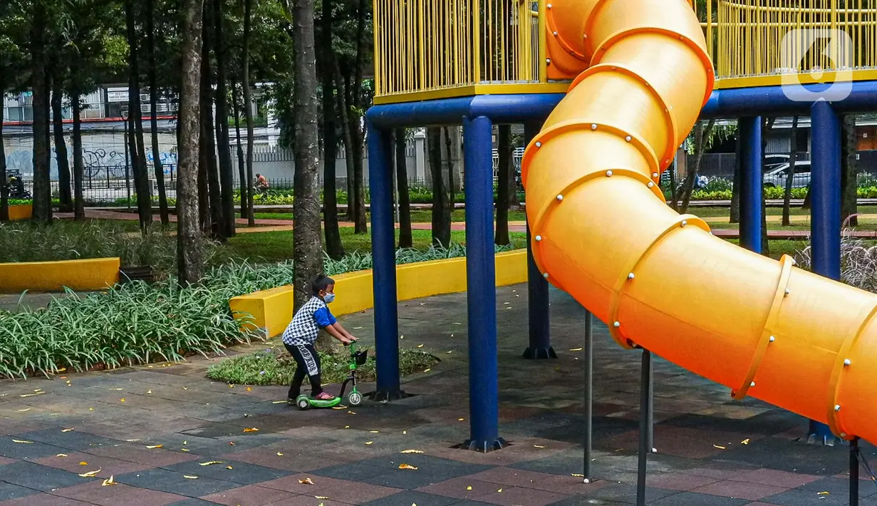 Anak-anak bermain di Taman Puring, Jakarta, Minggu (14/3/2021). Dinas Pertamanan dan Hutan Kota Provinsi DKI Jakarta akan terus melakukan evaluasi setiap pekan untuk menentukan, apakah kebijakan membuka Ruang Terbuka Hijau (RTH) akan diteruskan atau tidak. (Liputan6.com/Faizal Fanani)