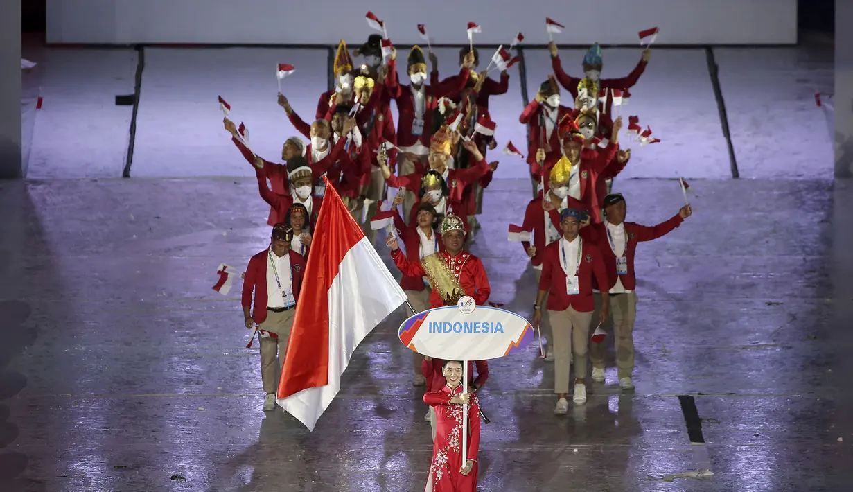 Delegasi Indonesia memasuki panggung pada upacara pembukaan SEA Games 2021 di Hanoi, Vietnam, 12 Mei 2022. SEA Games 2021 berlangsung dari tanggal 12 Mei hingga 23 Mei di Hanoi dan 11 provinsi terdekat. (AP Photo/Minh Hoang)