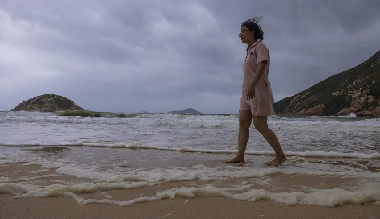 Di Hong Kong, pemerintah menerima 18 laporan pohon tumbang. Warga diimbau untuk menjauh dari garis pantai dan menghindari aktivitas olahraga air, kata observatorium. (AP Photo/Louise Delmotte)