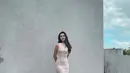 OOTD simpel Aaliyah Massaid dengan dress putih tanpa lengan. Di sini, dress putih yang dikenakannya sempurna membalut tubuh Aaliyah. [Foto: Instagram/aaliyah.massaid]