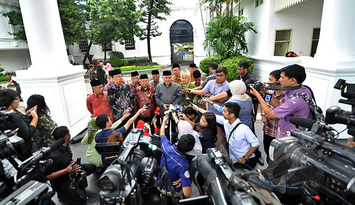 Ketua Umum MUI, Prof Dr Din Syamsuddin memberikan keterangan pers sesuai bertemu Presiden Joko Widodo di Istana Merdeka,  Jakarta, Selasa (3/2/2015). (Liputan6.com/Faizal Fanani)