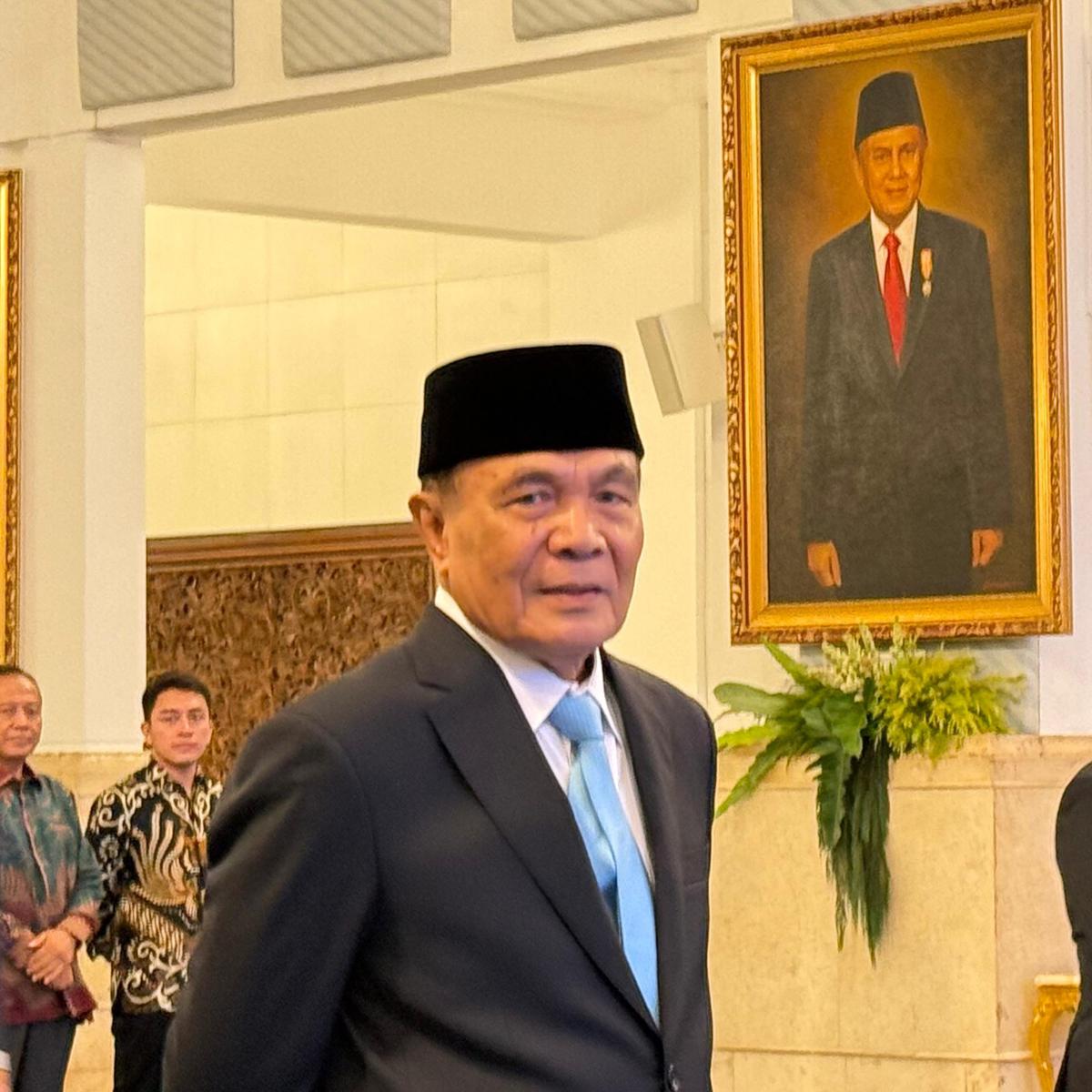 Presiden Prabowo Subianto resmi melantik Letjen (Purn) Djamari Chaniago sebagai Menteri Koordinator Bidang Politik dan Keamanan (Menko Polkam), Rabu (17/8/2025) hari ini.