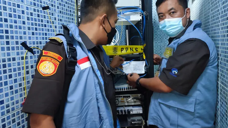 Spektrum Frekuensi Radio Kendari, mengejar para pemilik frekuensi radio liar yang mengganggu mengancam keselamatan penerbangan di Kota Kendari.(Liputan6.com/Ahmad Akbar Fua)