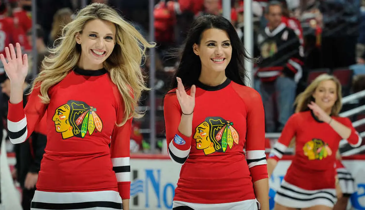 Ice Girls dari Chicago Blackhawks memberikan salam kepada penonton sebelum pertandingan National Hockey League (NHL) di Chicago. (Chicago Blackhawks.nhl.com)
