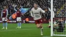 Pemain Manchester United Rasmus Hojlund (tengah) melakukan selebrasi setelah mencetak gol pembuka timnya saat pertandingan sepak bola Liga Premier Inggris melawan Aston Villa di Stadion Villa Park, Birmingham, Inggris, 11 Februari 2024. (AP Photo/Rui Vieira)