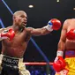 1. Floyd Mayweather Jr. berhasil menjadi juara dunia kelas welter versi WBO usai mengalahkan Manny Pacquiao pada laga bertajuk pertarungan abad ini. (Reuters/Steve Marcus)