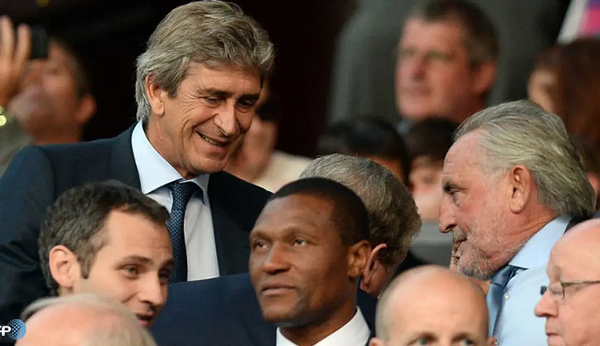 Manajer Manchester City, Manuel Pellegrini terlihat menonton jalannya pertandingan Liga Inggris antara Manchester United melawan Chelsea di Stadion Old Trafford, Manchester Selasa 27 Agustus 2013. (AFP/Andrew Yates)