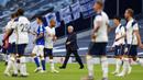 Pelatih Tottenham Hotspur, Jose Mourinho, tampak kecewa usai ditaklukkan Everton pada laga Premier League di Stadion Tottenham Hotspur, Senin (14/9/2020). Everton menang dengan skor 1-0. (Cath Ivill/Pool via AP)