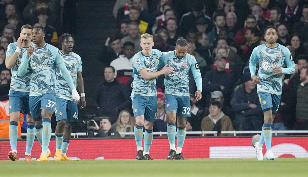 Pemain Southampton merayakan gol yang dicetak oleh Theo Walcott ke gawang Arsenal pada laga Liga Inggris di Stadion Emirates, Sabtu (22/4/2023). (AP Photo/Kirsty Wigglesworth)