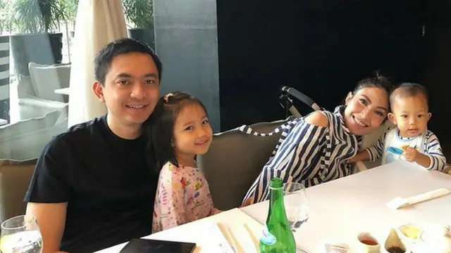 Ayu Dewi dan keluarga