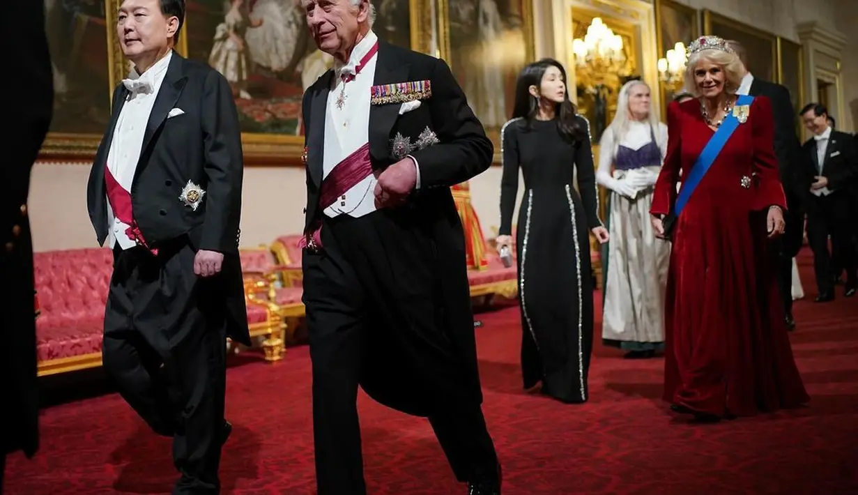 Permaisuri Camilla sambut rombongan Presiden Korea Selatan dengan gaun klasik velvet merah [@theroyalfamily]