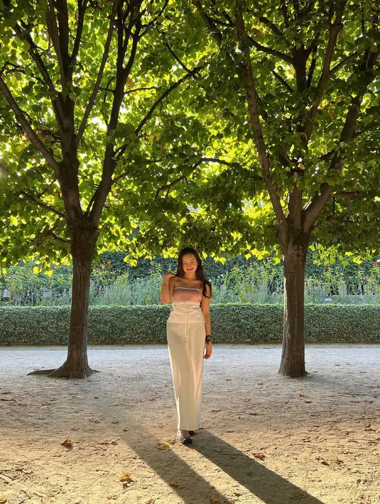 Atasan tanpa lengan terlihat manis dengan celana berwarna putih susu, [Instagram.com/bebytsabina]