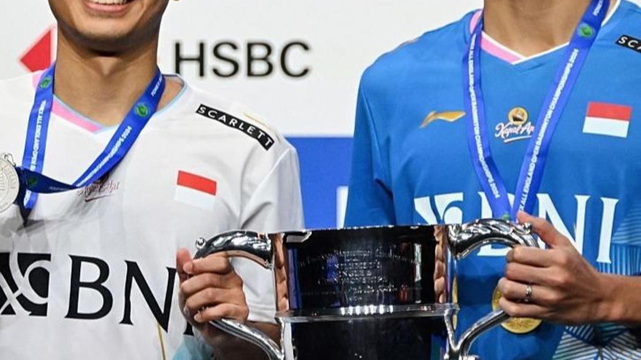 Anthony Sinisuka Ginting (Kiri) yang meraih perak berpose dengan peraih medali emas dan juara All England 2024 Jonatan Christie usai laga final di Utilita Arena di Birmingham, Inggris (17/3/2024). Foto: JUSTIN TALLIS / AFP
