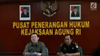 Kepala Pusat Penerangan Hukum Kejaksaan Agung, Muhammad Rum memberikan keterangan pers di Kejaksaan Agung, Jakarta, Kamis (3/8). Dalam kasus tersebut melibatkan Kajari Pamekasan, Rudi Indra dan Bupati Pamekasan,‎ Achmad Syafi'i. (Liputan6.com/Johan Tallo)
