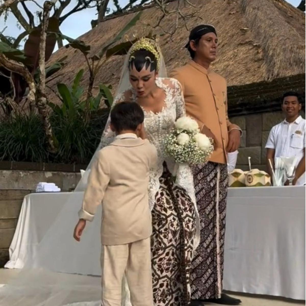 8 Potret Ganteng Kiano dan Kenzo Anak Paula Verhoeven Hadir di Akad Nikah Luna Maya-Maxime Bouttier, Kompak Pakai Jas Kembar