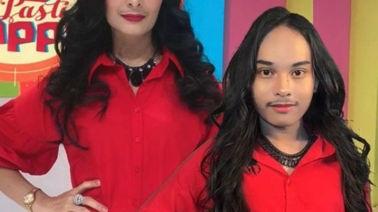 Tak hanya satu, ia menirukan cukup banyak potret Iis Dahlia. Kali ini, ia memakai kemeja merah terang dan rok merah kotak-kotak. Ia juga mengatur rambutnya agar mirip dengan rambut Iis Dahlia.