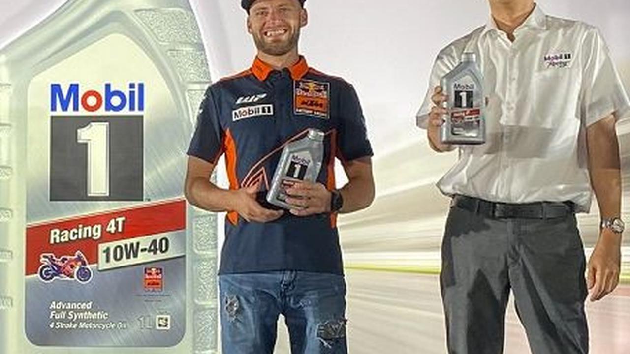 Pakai Celana Sedengkul, Pembalap MotoGP Binder Meriahkan Pelumas Baru Mobil1 Racing
