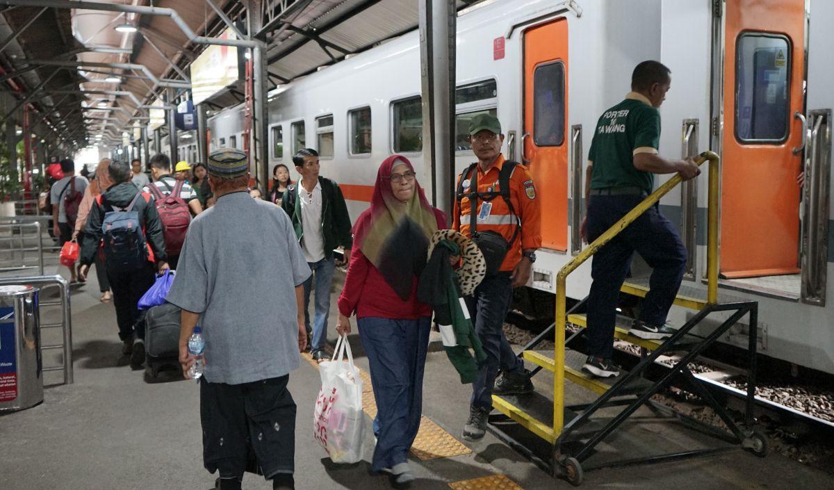 Sampai hari ini akan ada 30 ribuan pemudik yang akan bertolak ke Jakarta menggunakan kereta api.<br>