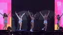 Girlband K-Pop, AOA tampil pada upacara penutupan Asian Para Games 2018 di Stadion Madya Senayan, Jakarta, Sabtu (13/10). Penampilan AOA membuat penonton penutupan Asian Para Games 2018 bergoyang. (Bola.com/Vitalis Yogi Trisna)