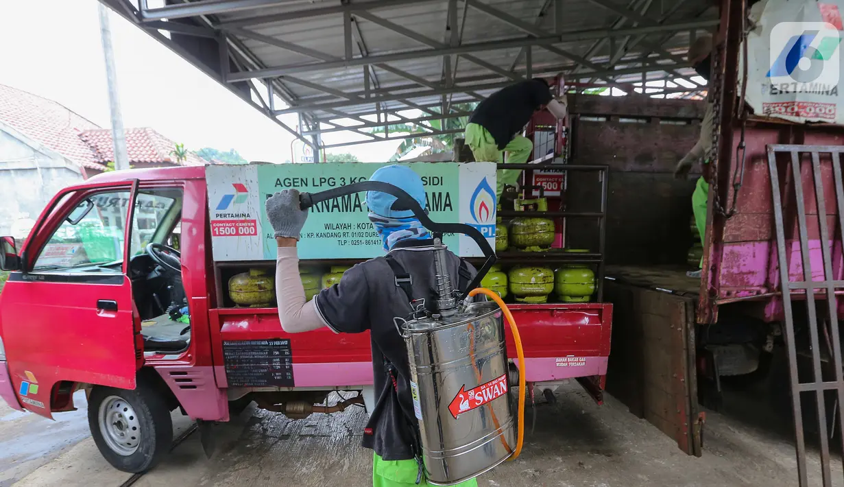 Karyawan menyemprotkan cairan disinfektan ke tabung gas ukuran 3 kg di Agen LPG 3 kg, Bojongsari, Depok, Senin (4/5/2020). Penyemprotan diharapkan dapat memberikan keamanan dan kenyamanan para pelanggan sebagai upaya pencegahan penyebaran Covid-19. (Liputan6.com/Fery Pradolo)