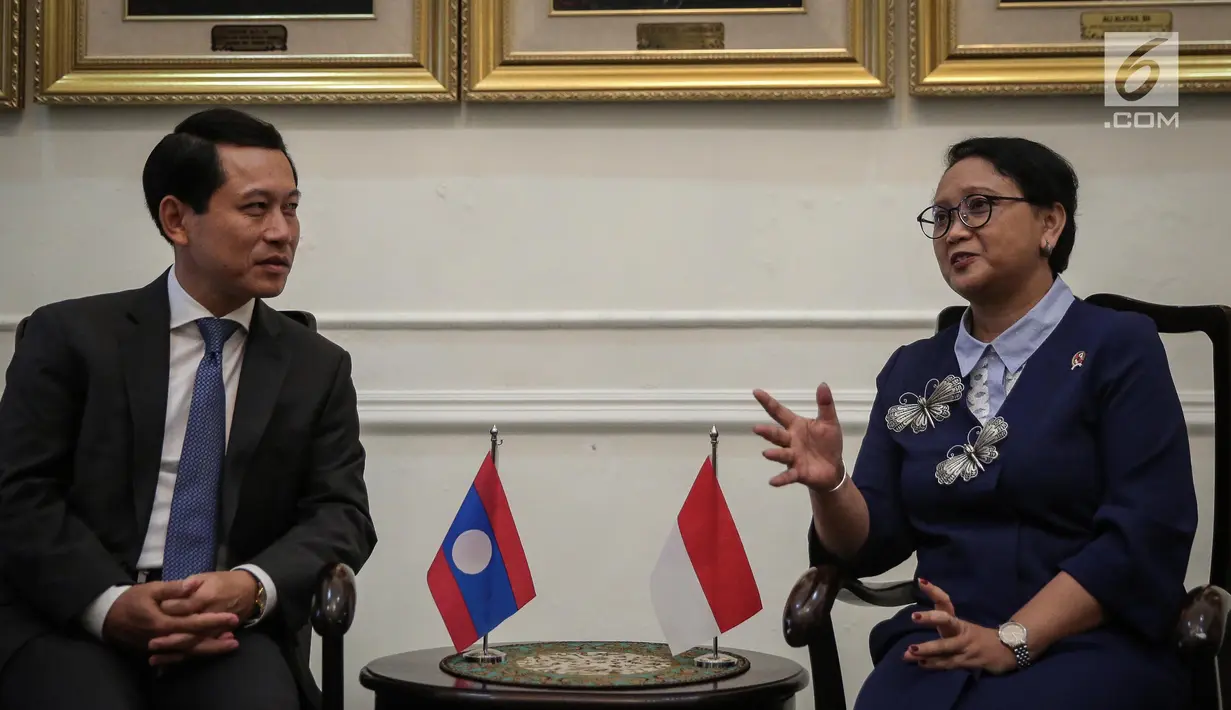 Menlu RI, Retno Marsudi dan Menlu Laos, Saleumxay Kommasith melakukan pertemuan bilateral di Gedung Pancasila Kemlu, Jakarta, Kamis (27/7). Pertemuan bilateral dalam kerangka JCBC atau komisi bersama untuk kerjasama bilateral. (Liputan6.com/Faizal Fanani)