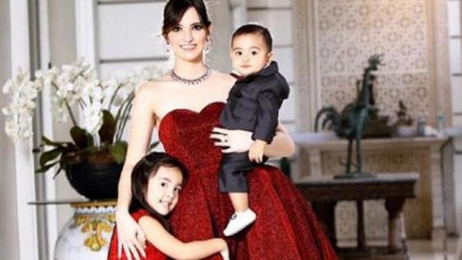 Gaya 6 Mahmud Saat Gendong Anak, Cantiknya Nggak Luntur 