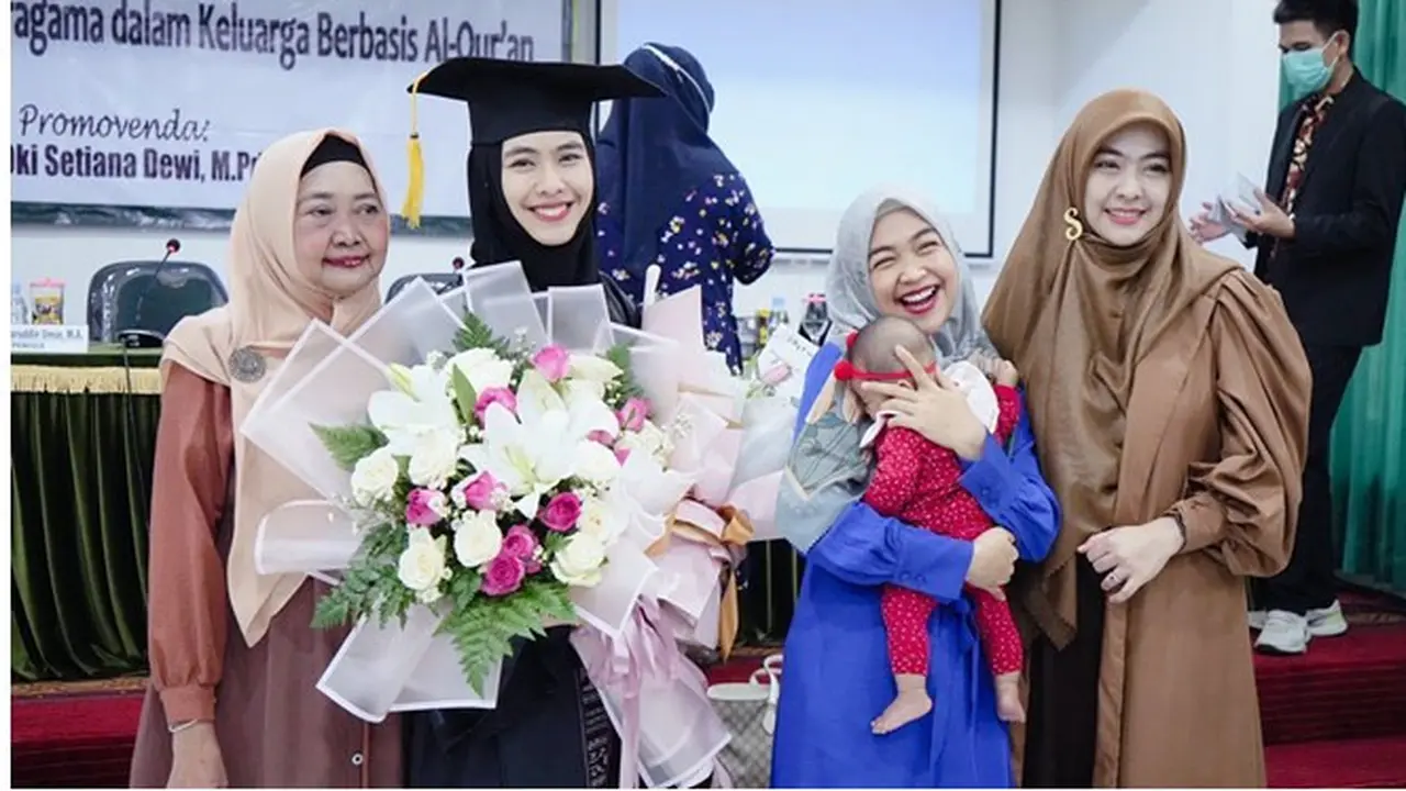 7 Momen Oki Setiana Dewi Raih Gelar Doktor yang Ke-2, Penuh Haru Bahagia