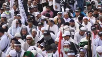 Umat muslim mengikuti aksi reuni 212 di kawasan silang Monas, Jakarta, Minggu (2/12). Bendera dan panji-panji terlihat diusung para peserta aksi reuni akbar 212. (Liputan6.com/Herman Zakharia)