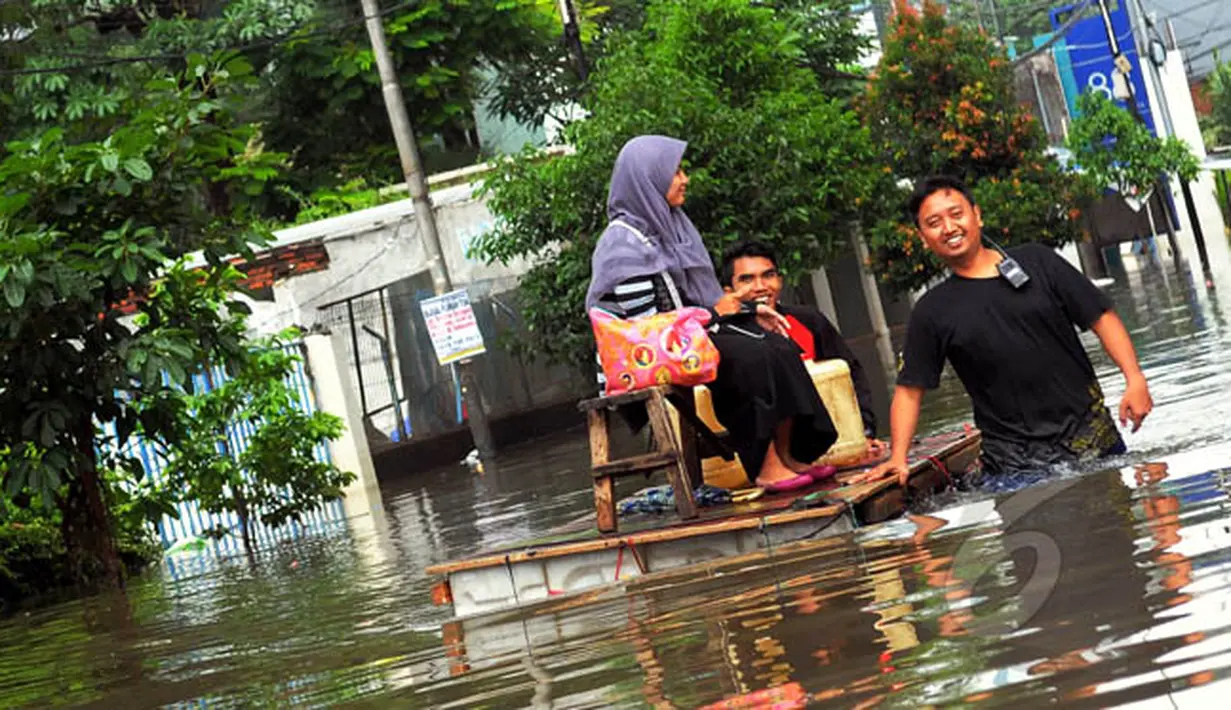 Banjir menggenangi kawasan Grogol, Jakarta Barat masih terendam banjir setinggi 60-70 cm, Rabu (11/2/2015). Banjir masih menggenangi sebagian wilayah Ibukota salah satunya dikarenakan buruknya drainase. (Liputan6.com/Faisal R Syam)
